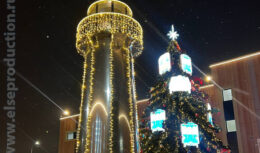 Новогоднее оформление фасада и прилегающей территории Московской верфи, приуроченное к празднованию Нового 2026 года