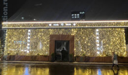 Новогоднее оформление фасада и прилегающей территории Московской верфи, приуроченное к празднованию Нового 2026 года