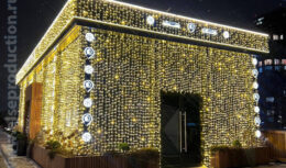 Новогоднее оформление фасада и прилегающей территории Московской верфи, приуроченное к празднованию Нового 2026 года