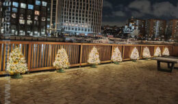 Новогоднее оформление фасада и прилегающей территории Московской верфи, приуроченное к празднованию Нового 2026 года