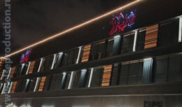 Новогоднее оформление фасада и прилегающей территории Московской верфи, приуроченное к празднованию Нового 2026 года