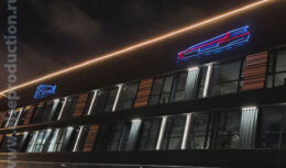 Новогоднее оформление фасада и прилегающей территории Московской верфи, приуроченное к празднованию Нового 2026 года