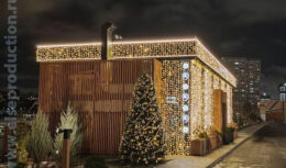 Новогоднее оформление фасада и прилегающей территории Московской верфи, приуроченное к празднованию Нового 2026 года