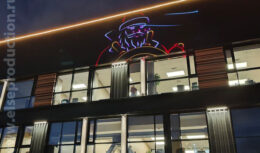 Новогоднее оформление фасада и прилегающей территории Московской верфи, приуроченное к празднованию Нового 2026 года